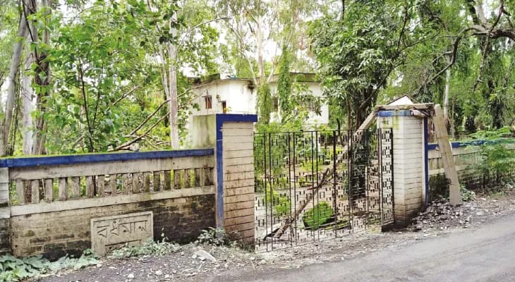 টেন্ডারে সাড়া নেই শিল্পাঞ্চলের ব্যবসায়ীদের, সবুজের সমারোহ যেন অভিশাপ! অনাদারে সালানপুরে ‘বর্ধমান ভবন’