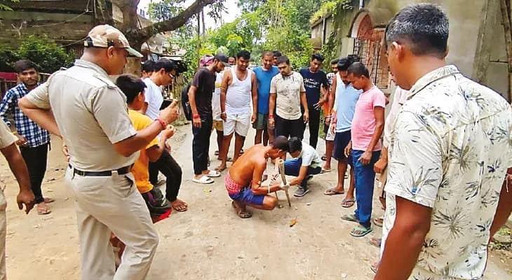 ঢালাই অত্যন্ত নিম্ন মানের, রানাঘাটে রাস্তার কাজ বন্ধ করলেন গ্রামবাসীরা