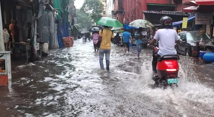 বৃষ্টির জেরে জল জমেছে মুক্তারামবাবু স্ট্রিটে