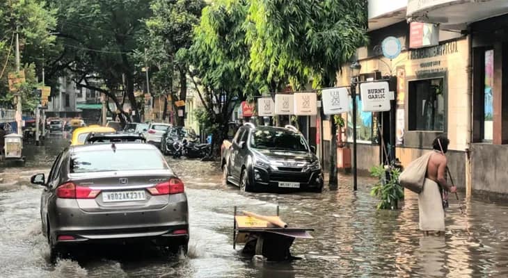 ভারী বৃষ্টির জেরে জলমগ্ন দেশপ্রিয় পার্ক