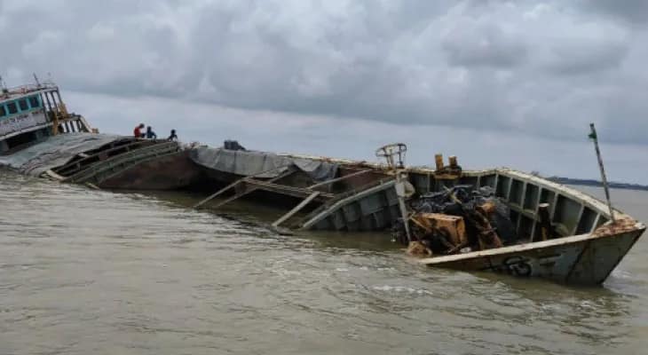 বারবার ছাইভর্তি বাংলাদেশি  জাহাজ ডুবে বিপন্ন মুড়িগঙ্গা