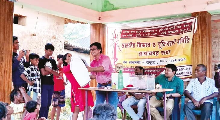 মনসাপুজোয় ভরের সময় তিন নাবালিকার নিদানে আতঙ্ক ছড়িয়েছে ময়রাপুকুর গ্রামে, তটস্থ বাসিন্দারা, ভয়ে স্কুলে যাচ্ছে না পড়ুয়ারা