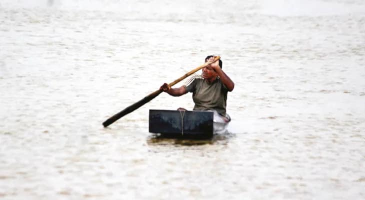 সূতিতে জলমগ্ন কৃষিজমি পরিদর্শনে আধিকারিকরা