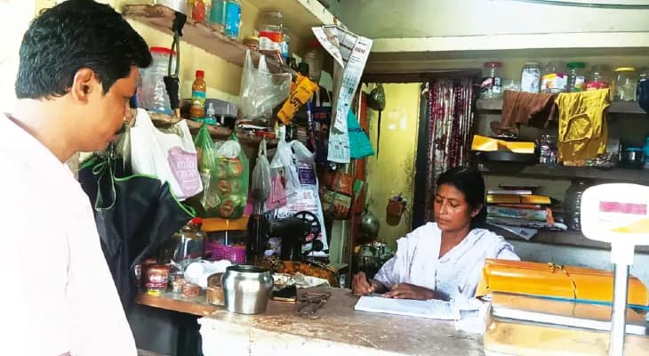 জলপাইগুড়ি: রাস্তার কলে স্নান, মুদি দোকান চালিয়ে খরচ জোগাড়, টোটোতে যান অফিসে! নজর কাড়ে তৃণমূল প্রধান অনিতার জীবনযাত্রা