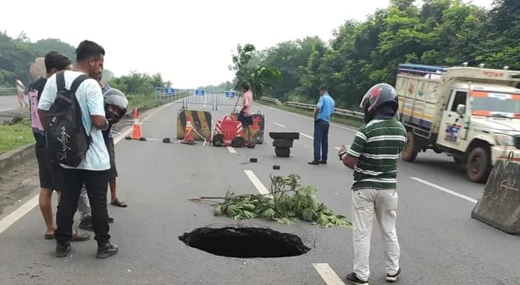 রবিবার সকালে আসানসোল উত্তর থানার চন্দ্রচূড় মন্দিরের কাছে ১৯ নম্বর জাতীয় সড়কে একটি লেনের একাংশে ধস, ব্যাহত যান চলাচল