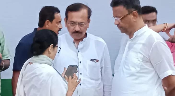 শেষ মুহূর্তের প্রস্তুতি দেখতে ধর্মতলার সভাস্থলে মমতা বন্দ্যোপাধ্যায়