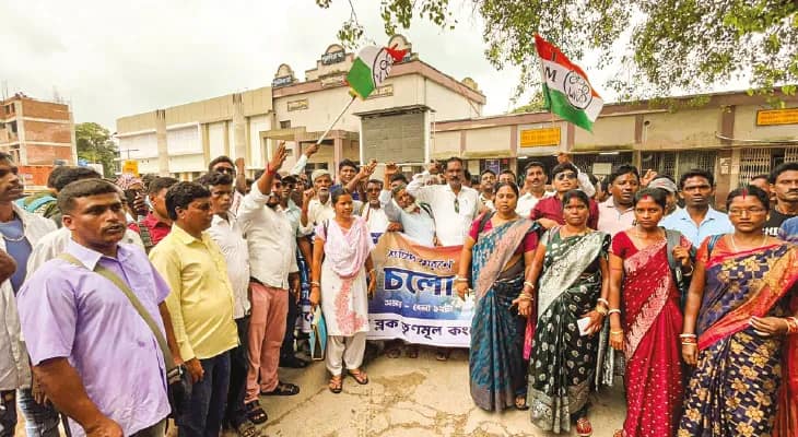 শহীদ স্মরণে দলনেত্রী কী বার্তা দেন, নজর সেদিকেই, ৩ জেলার তৃণমূলের লক্ষাধিক কর্মী-সমর্থক কলকাতার পথে