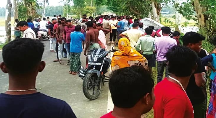 জলের তোড়ে ভেঙে গিয়েছে কজওয়ে, খানাকুলে নৌকা চালানোর  দাবি তুলে সড়ক অবরোধ