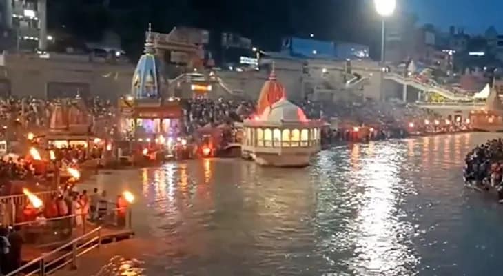 রবিবার হরিদ্বারের হর কি পৌরি ঘাটে গঙ্গারতি দেখতে ব্যাপক ভিড়