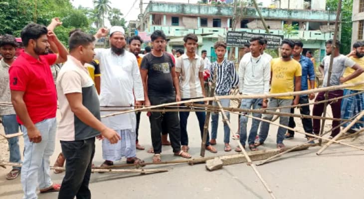 খানাকুলে নৌকা চালানোর দাবি, রাজ্য সড়ক অবরোধ