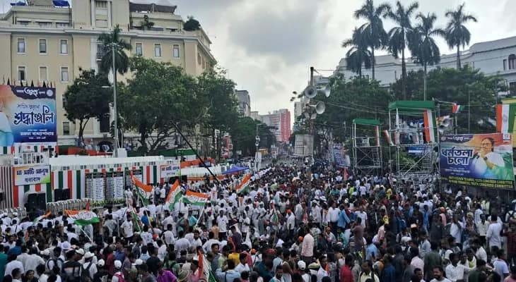 ধর্মতলায় শহিদ দিবসের মূল মঞ্চের সামনে ভিড় তৃণমূলের কর্মী-সমর্থকদের