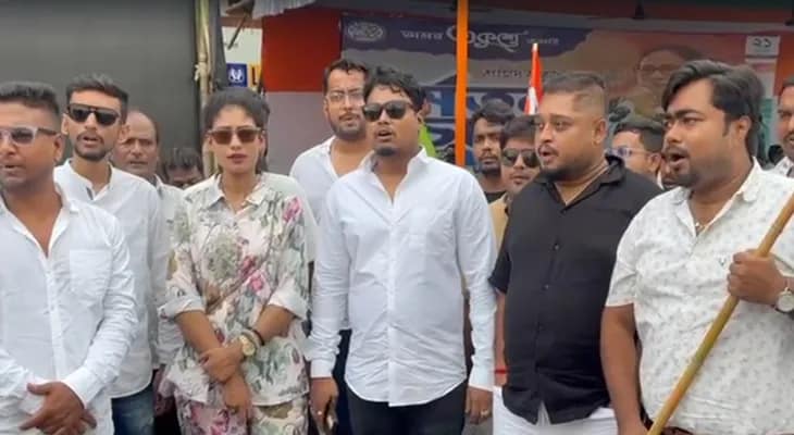 শিয়ালদহ স্টেশনে সকাল থেকেই তৃণমূলের কর্মী-সমর্থকদের ভিড়