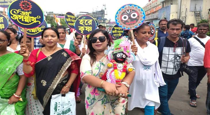 জগন্নাথ দেবকে সঙ্গে নিয়ে ধর্মতলায় শহিদ দিবসের সমাবেশের উদ্দেশে যাচ্ছেন চাকদহ পুরসভার চেয়ারম্যান ইন কাউন্সিল মৌমিতা ভট্টাচার্য