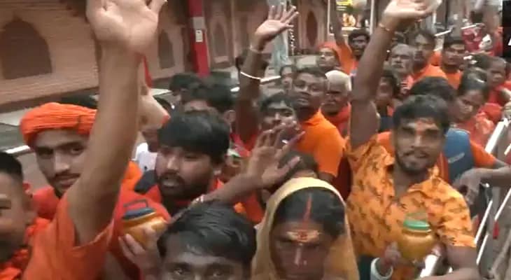 শ্রাবণ মাস উপলক্ষ্যে উত্তরপ্রদেশের বারাণসীতে কাশী বিশ্বনাথ মন্দিরের বাইরে ভক্তদের ভিড়