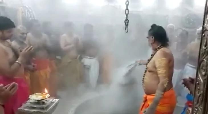 শ্রাবণ মাস উপলক্ষ্যে মধ্যপ্রদেশের উজ্জয়িনীতে মহাকালেশ্বর মন্দিরে ভস্ম আরতি চলছে