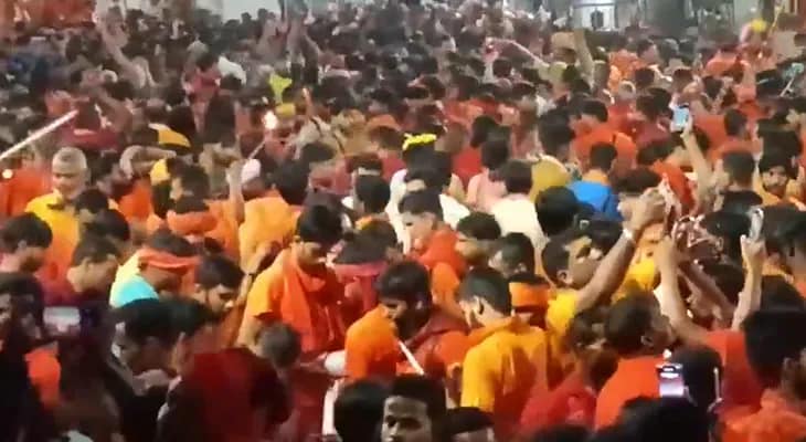 শ্রাবণ মাস উপলক্ষ্যে ঝাড়খণ্ডের দেওঘরে বাবা বৈদ্যনাথ ধামে পুণ্যার্থীদের ব্যাপক ভিড়