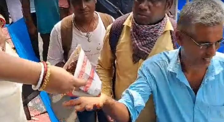 ধর্মতলায় একুশের সমাবেশে যোগ দিতে যাওয়ার পথে তৃণমূলের কর্মী-সমর্থকদের মুড়ি ও ছোলা বিতরণ করা হচ্ছে পিটিএসে