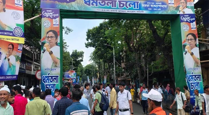 আদালতের নির্দেশ, এস এন ব্যানার্জি রোড খোলা, ফুটপাত দিয়ে যাতায়াত করছেন তৃণমূলের কর্মী-সমর্থক ও সাধারণ মানুষেরা