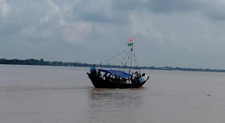 হাওড়ার উলুবেড়িয়ার কালীনগর থেকে নৌকায় করে ধর্মতলার পথে তৃণমূলের কর্মী-সমর্থকরা
