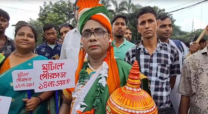 জলমগ্ন ঘাটাল, তবুও তৃণমূল নেত্রী মমতা বন্দ্যোপাধ্যায়ের টানে লক্ষ্মীর বেশে ধর্মতলায় শহিদ সমাবেশে হাজির ঘাটালের লক্ষ্মীকান্ত