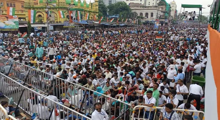 এই মুহূর্তে ধর্মতলায় শহিদ সমাবেশে তৃণমূলের কর্মী-সমর্থকদের ভিড়