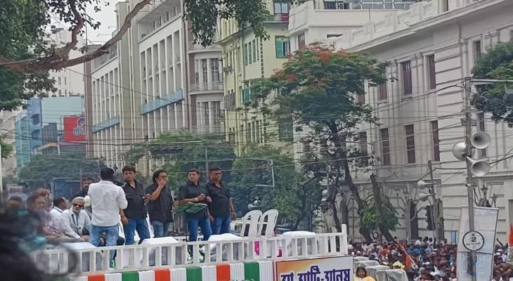 ধর্মতলায় তৃণমূল কংগ্রেসের শহিদ দিবসের অনুষ্ঠান শুরু, সঙ্গীত পরিবেশন করছে পরিবর্তন গ্রুপ