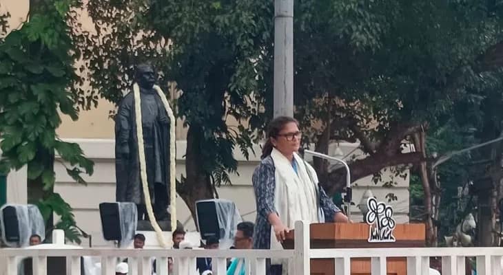 তৃণমূলের শহিদ দিবস: সভায় বক্তব্য রাখছেন সুস্মিতা দেব,  তিনি বলেন, ‘গত কয়েক দিনে অসম তপ্ত, বাংলাভাষীদের উপর আক্রমণ চলছে’