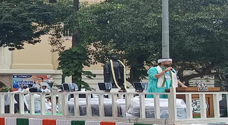 শহিদ দিবস: বক্তব্য রাখছেন উত্তরপ্রদেশের তৃণমূল নেতা ললিতেশপতি ত্রিপাঠি