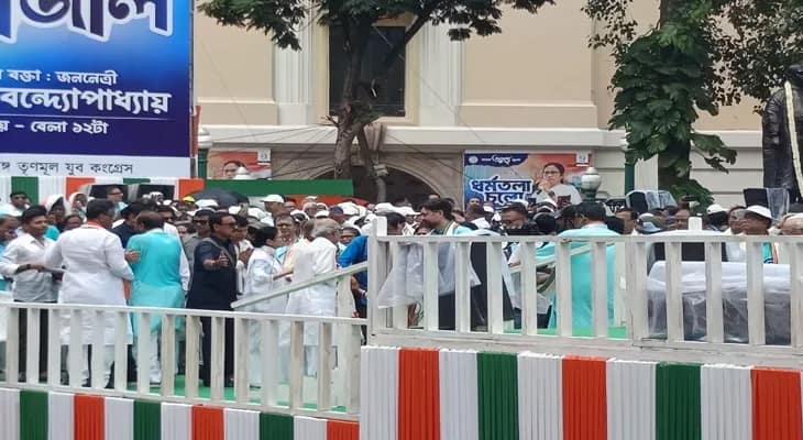 মঞ্চে এলেন তৃণমূল নেত্রী মমতা বন্দ্যোপাধ্যায়
