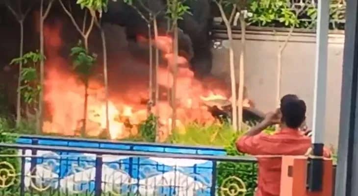 প্রগতি ময়দান এলাকায় একটি গাড়িতে আচমকাই আগুন, হতাহতের খবর নেই