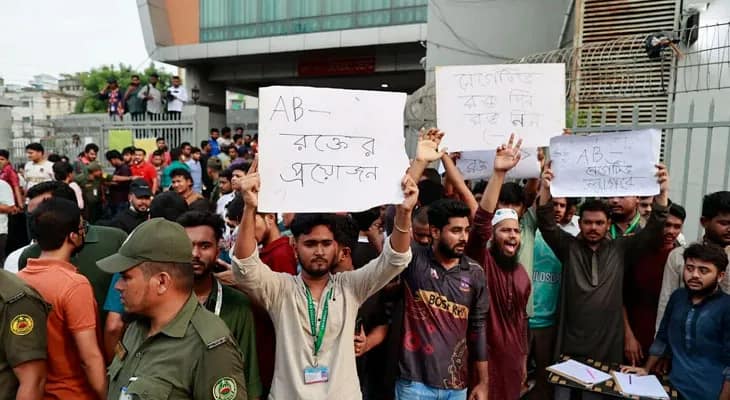 ঢাকার হাসপাতালগুলিতে রক্তের হাহাকার, রক্তদানের আবেদন জানিয়ে রাস্তায় নামলেন বিমান দুর্ঘটনায় জখমদের পরিজনেরা