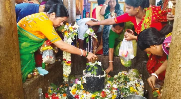 শ্রাবণের প্রথম সোমবারেই ভক্তদের ভিড় পুরুলিয়ার বিভিন্ন শিবমন্দিরে