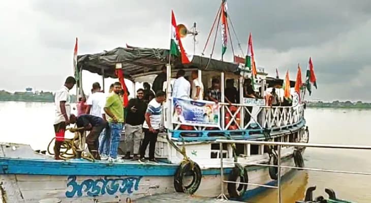 ট্রেন, বাসে ঠাসা ভিড়, জলপথেও ধর্মতলায় ঘাসফুল কর্মী-সমর্থকরা