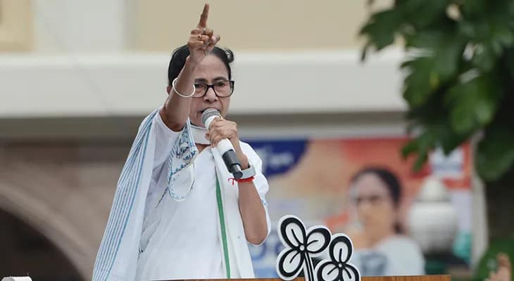 একুশের মঞ্চে বাংলা বিরোধীদের বিসর্জনের ডাক মমতার, এবার ভাষা আন্দোলন