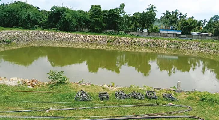 ভূগর্ভস্থ জলের জোগান ঠিক রাখতে পুকুর সংস্কার কালিয়াগঞ্জ পুরসভার