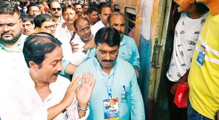 পূর্ব বর্ধমানে রদবদলের ইঙ্গিত! ধর্মতলায় ভিড় বাড়িয়ে পদে থাকার চেষ্টা নেতাদের