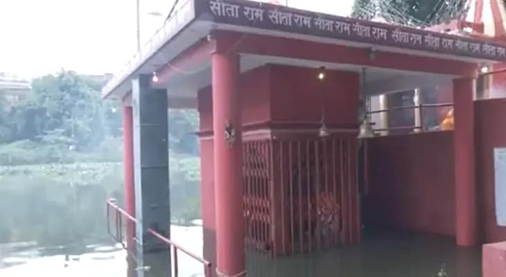 উত্তরপ্রদেশের বারাণসীতে ভারী বৃষ্টির জেরে জল বাড়ছে গঙ্গায়