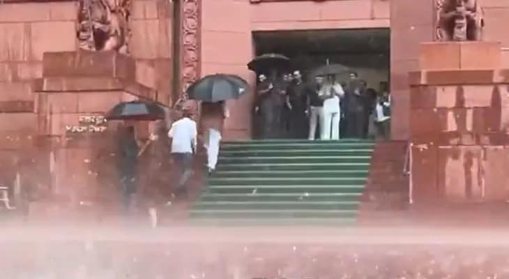দিল্লিতে ভারী বৃষ্টির মধ্যেই সংসদে পৌঁছেছেন সাংসদরা
