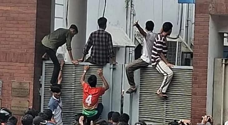 বাংলাদেশের সচিবালয়ের সামনে ধুন্ধুমার! পড়ুয়া-পুলিস সংঘর্ষে জখম ৫০