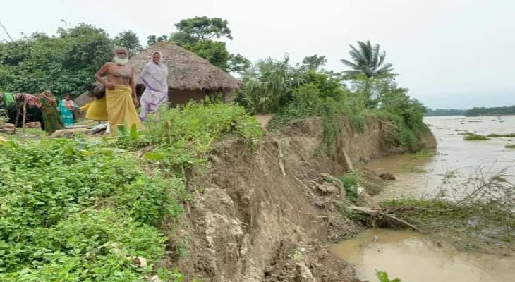 নতুনগ্রামে বাবলা ও ভাগীরথীর তীর ভাঙছে, আতঙ্কে বাসিন্দারা