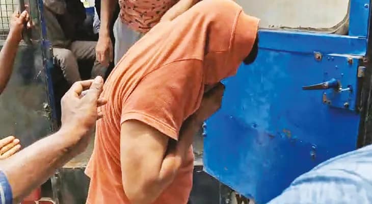 ধর্মতলায় না গিয়ে বাড়িতেই  জুয়ার আসর তৃণমূল নেতার, আট সঙ্গী সহ ধৃত, উদ্ধার ২ লক্ষ, সরগরম বহরমপুর