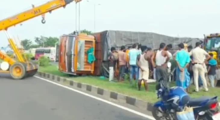 ফিল্মি কায়দায় গোরু ভর্তি ট্রাকের সামনে পুলিসের গাড়ি, ধাক্কায় জখম কনস্টেবল