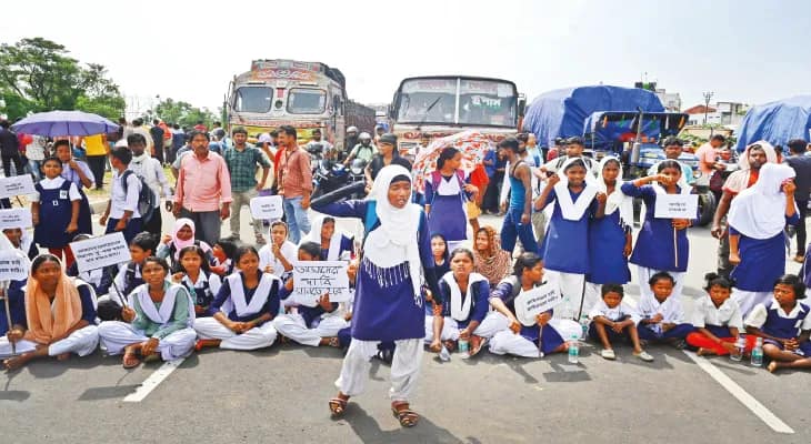 ফ্লাইওভারের দাবি, প্রায় দু’ঘণ্টা জাতীয় সড়ক অবরোধ পড়ুয়াদের