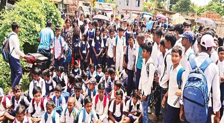 ঘাটালে সংস্কারের দাবিতে বেহাল রাস্তায় ত্রিপল বিছিয়ে অবরোধ স্কুল পড়ুয়াদের