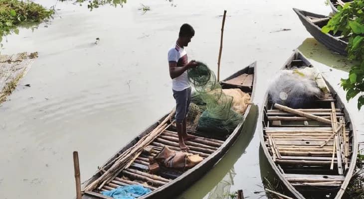জীবন সংগ্রামের অদ্ভুত বৈপরীত্য নবদ্বীপে  ভাগীরথীর জল বাড়লে ভয়, মুখে চওড়া হাসিও