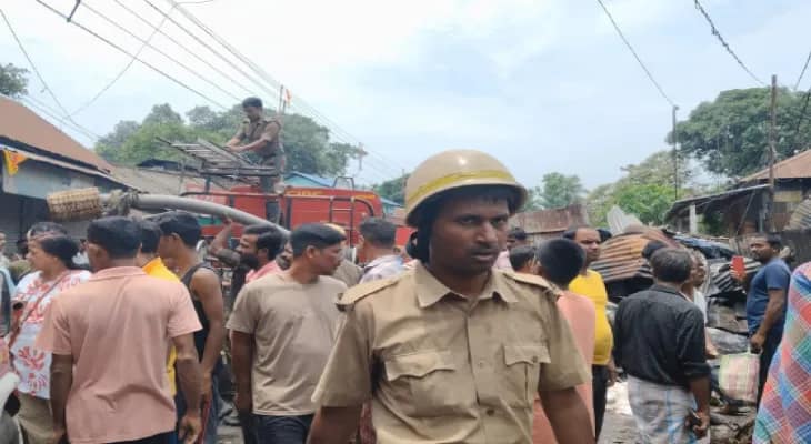 দিনহাটার চৌধুরীহাটে অগ্নিকাণ্ড ভস্মীভূত গোডাউন, বাড়ি, দোকান, বিকল দমকলের ইঞ্জিন, হাত লাগাল বিএসএফ