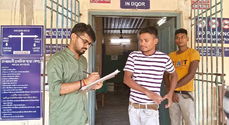 ওয়ার্ডে ফ্যান খারাপ, গরমে হাঁসফাঁস দশা, বাইরে দাঁড়িয়ে রোগী দেখছেন চিকিৎসক!
