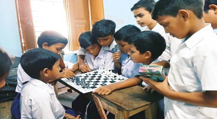 টিফিনের পরেই দাবা নিয়ে বসে যাচ্ছে ছাত্রছাত্রীরা, জয়নগরের প্রাথমিক স্কুলে বিপুল উৎসাহ