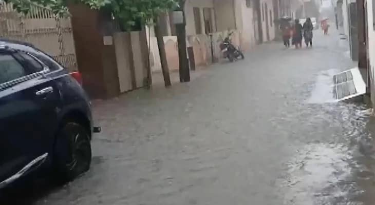 উত্তরপ্রদেশের মিরাটে ভারী বৃষ্টির জেরে জলমগ্ন একাধিক এলাকা