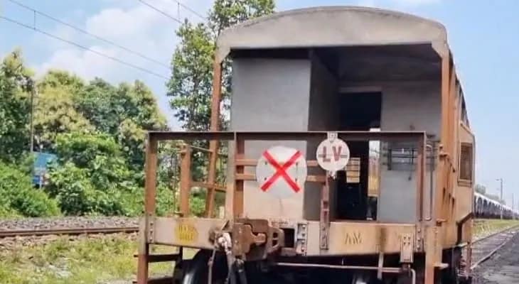 ঝাড়গ্রাম রেলস্টেশন সংলগ্ন এলাকায় কয়লা খালি করতে গিয়ে লাইনচ্যুত মালগাড়ির একটি বগি